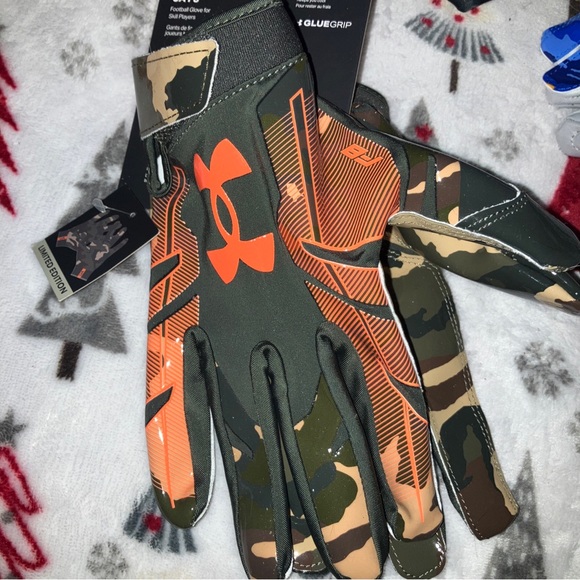 Under Armour Large Football Gloves - Picture 2 of 5